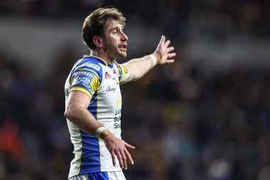 Leeds Rhinos 'tan Paul Momirovski, 19 Nisan 202' de Headingley Stadyumu, Leeds, İngiltere 'de oynanan 8. Betfred Süper Lig karşılaşmasında takım arkadaşlarına talimat verdi.