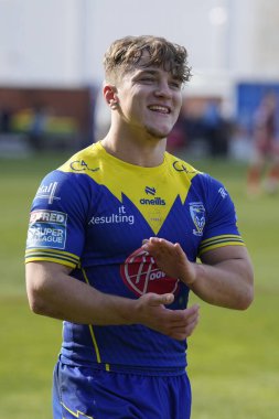 Warrington Wolves takımından Leon Hayes, 20 Nisan 202 'de Halliwell Jones Stadyumu, Warrington' da oynanan Warrington Wolves - Leigh Leopards maçının ardından 16-14 'lük galibiyetini kutluyor.