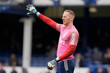 Nottingham Ormanı 'ndan Matz Sels, İngiltere' nin Liverpool kenti Goodison Park 'ta oynanan Premier League maçı öncesinde Everton ve Nottingham Ormanı maçından önce ısınırken talimatları haykırıyor.