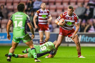 Wigan Warriors 'dan Mike Cooper, Castleford Tigers' dan George Hill tarafından 19 Nisan 202 'de Wigan Warriors' a karşı Castleford Tigers maçında yenildi.