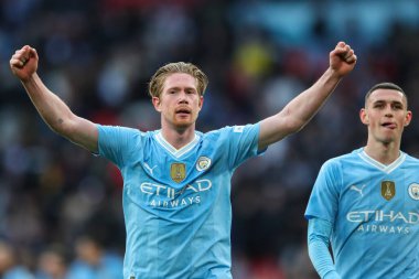 Manchester City 'den Kevin De Bruyne, 20 Nisan 202' de Wembley Stadyumu 'nda Manchester City ile Chelsea maçında oynanan Emirates FA Cup yarı final maçı sonrasında takımının galibiyetini kutluyor.