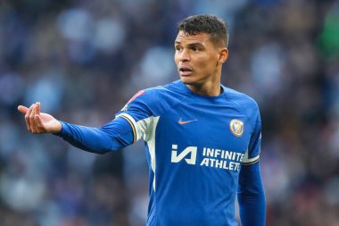 Chelsea 'li Thiago Silva, 20 Nisan 202' de Wembley Stadyumu 'nda oynanan ve Manchester City' nin Chelsea 'ye karşı oynadığı Emirlikler FA Kupası yarı final maçında takım arkadaşlarına talimatlar veriyor.