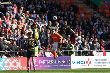 Barnsley 'den Barry Cotter ve Blackpool' dan James Husband, 20 Nisan 202 'de Bloomfield Road, Blackpool, İngiltere' de oynanan Blackpool-Barnsley maçında top için mücadele etti.