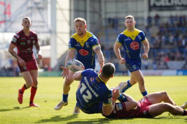 Warrington Wolves 'tan Lachlan Fitzgibbon topu Warrington Wolves' tan Matt Dufty 'e atıyor. Warrington Wolves, Halliwell Jones Stadyumu, Warrington, Birleşik Krallık, 2.