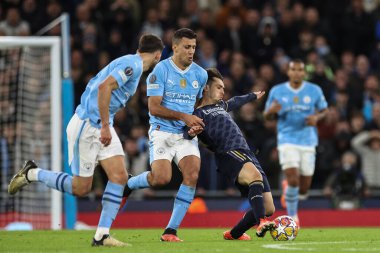 Manchester City 'den Rodri Real Madrid' den Brahim Daz UEFA Şampiyonlar Ligi çeyrek finalinde Manchester City, Manchester, İngiltere Etihad Stadyumu 'nda Real Madrid' e karşı, 17 Nisan 2024