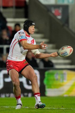 St. Helens takımından Jonny Lomax, 19 Nisan 202 'de St Helens vs Hull FC' de oynanan Betfred Süper Lig 8. Maçı 'nda pas veriyor.