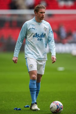Manchester City 'den Kevin De Bruyne, 20 Nisan 202' de Wembley Stadyumu 'nda oynanan ve Manchester City' nin Chelsea 'ye karşı oynadığı, Emirates FA Kupası yarı final karşılaşması öncesinde oynanan maç öncesi ısınma sırasında