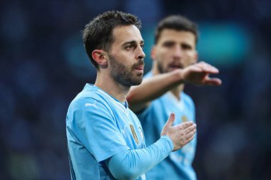 Manchester City 'den Bernardo Silva, 20 Nisan 202' de Wembley Stadyumu 'nda oynanan Manchester City - Chelsea maçında 1-0' lık galibiyet golünü kutluyor.