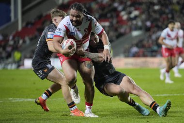 St. Helens 'ten Konrad Hurrell, 19 Nisan 202' de St Helens vs Hull FC 'de oynanan Betfred Süper Lig 8. Maçı' nda Hull FC savunmasında koşuyor.