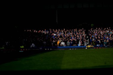 Premier Lig maçı sırasında İngiltere 'nin Liverpool kenti Goodison Park' ta Everton Nottingham Forest 'a karşı oynanan Gwladys Street Stand' in bir bölümüne ışık düştü.