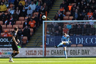 Barnsley 'den Liam Roberts, 20 Nisan 202' de Bloomfield Road, Blackpool 'da oynanan Blackpool-Barnsley maçında topu sahaya sürüyor.