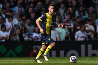 Bournemouth 'dan Marcos Senesi Premier Lig maçı sırasında Villa Park, Birmingham' da Aston Villa Bournemouth 'a karşı 21 Nisan 202' de maç yapıyor.