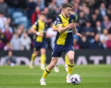 Bournemouth 'dan Ryan Christie Premier Lig maçında, 21 Nisan 202' de Birmingham, Villa Park 'ta Aston Villa' ya karşı Bournemouth maçında topa vuruyor.