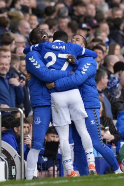 Everton 'dan golcü İdrissa Gueye, Premier League maçında Everton - Nottingham Forest maçı sırasında Goodison Park, Liverpool, İngiltere' de 21 Nisan 202 'de 1-0 öne geçtikten sonra takım arkadaşları Amadou Onana ve Arnaut Danjuma ile kutlama yapıyor.