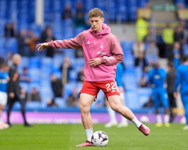 Nottingham Ormanı 'ndan Ryan Yates, İngiltere' nin Liverpool kenti Goodison Park 'ta oynanan Everton-Nottingham maçı öncesi ısınıyor.