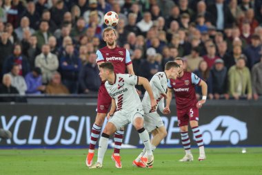 Batı Ham United takımından Tom Souek, 18 Nisan 2024 'te Londra' daki Londra Stadyumu 'nda oynanan Batı Ham United - Bayer 04 Leverkusen çeyrek final karşılaşmasında topa önderlik ediyor.