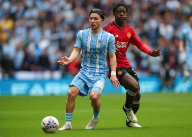 Coventry City 'den Callum O' Hare, 21 Nisan 202 'de Wembley Stadyumu' nda Coventry City ile Manchester United arasında oynanan Emirates FA Cup yarı final maçında pas attı.