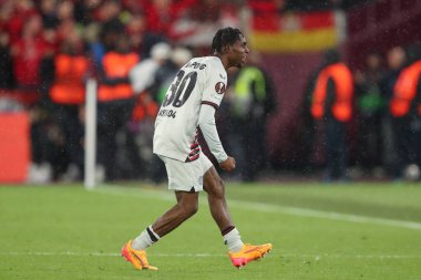 Bayer Leverkusen takımından Jeremie Frimpong, UEFA Avrupa Ligi çeyrek final maçında 18 Nisan 202 'de Londra Stadyumu' nda oynanan Bayer 04 Leverkusen maçında 1-1 'lik galibiyet golünü kutluyor.