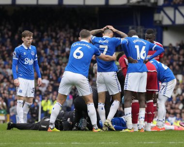 James Tarkowski, Everton 'dan Dwight McNeil' i uzaklaştırır. Beto, Premier League maçında sakatlandıktan sonra tepki verir. Everton, Nottingham Ormanı 'na karşı Goodison Park, Liverpool, Birleşik Krallık, 21 Nisan 202' de oynanan maçta.