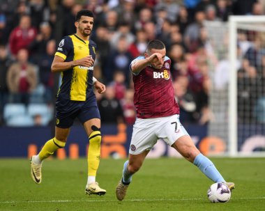 Aston Villa takımından John McGinn 21 Nisan 202 'de Birmingham, Villa Park' ta oynanan Premier League maçında topu kontrol ediyor.