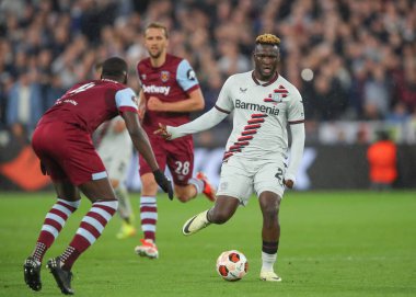 Bayer Leverkusen 'den Victor Boniface, 18 Nisan 202' de Londra Stadyumu 'nda oynanan UEFA Avrupa Ligi çeyrek final karşılaşmasında öne geçti.