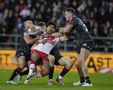 St. Helens takımından James Bell, 19 Nisan 202 'de St Helens vs Hull FC' de oynanan Betfred Süper Lig 8. Maçı 'nda Hull FC savunmasına giriyor.