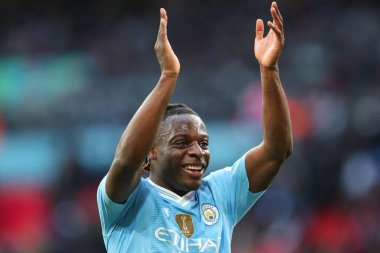 Manchester City 'den Jrmy Doku, 20 Nisan 2024' te İngiltere 'nin Wembley Stadyumu' nda oynanan Manchester City - Chelsea maçının ardından taraftarları alkışlıyor.