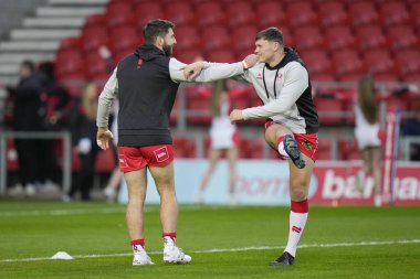 St. Helens 'ten Sam Royle ve Ben Davies, Betfred Süper Lig 8. Raundundan önce St Helens vs Hull FC maçında St Helens Stadyumu, St Helens, İngiltere, 19 Nisan 202