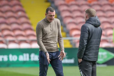 Neill Collins, 20 Nisan 202 'de Bloomfield Road, Blackpool' da oynanan Blackpool-Barnsley maçında Barnsley takımının koçu oldu.
