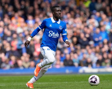Everton 'dan Idrissa Gueye Premier Lig maçı sırasında Goodison Park, Liverpool, İngiltere' de oynanan Everton-Nottingham Forest maçında sahanın yukarısına bakıyor.