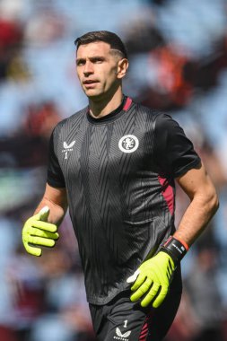 Aston Villa 'dan Emiliano Martnez Premier Lig karşılaşması öncesinde İngiltere' nin Birmingham kentinde oynanan 21 Nisan 2024 'te oynanan Villa Villa Bournemouth maçında ısındı.