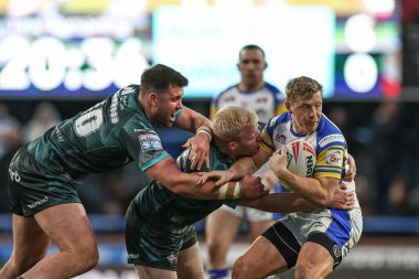 Leeds Rhinos 'tan Lachlan Miller, 19 Nisan 202' de Headingley Stadyumu 'nda oynanan Betfred Süper Lig 8. Round karşılaşmasında Huddersfield Giants ile Huddersfield maçında Huddersfield Giants' dan Olly Wilson ile karşı karşıya geldi.
