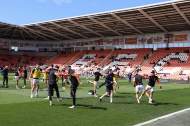 Blackpool oyuncuları 20 Nisan 202 'de Bloomfield Road, Blackpool, İngiltere' de oynanan Blackpool-Barnsley maçında ısınmaya başladılar.