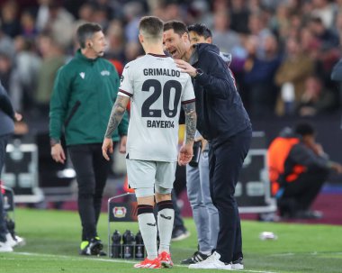 Bayer Leverkusen 'in Xabi Alonso Müdürü, 18 Nisan 202' de Londra 'daki Londra Stadyumu' nda oynanan UEFA Avrupa Ligi çeyrek final maçında Bayer 04 Leverkusen 'e karşı Bayer Leverkusen ile konuştu.