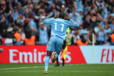 Coventry City 'den Hacı Wright, 21 Nisan 202' de İngiltere 'nin Wembley Stadyumu' nda oynanan ve Coventry City ile Manchester United arasında oynanan FA Cup yarı final maçında 3-3 'lük galibiyetini kutluyor.