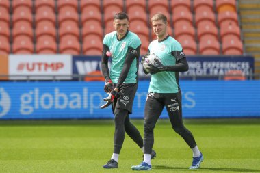 Barnsley 'den Liam Roberts ve Barnsley' den Ben Killip, 20 Nisan 202 'de Bloomfield Road, Blackpool' da oynanan Sky Bet 1 karşılaşmasında Blackpool-Barnsley maçında ısınma turunda...
