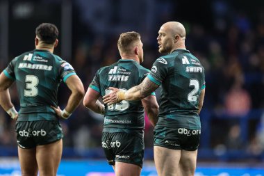 Huddersfield Giants takımının oyuncusu Adam Swift, 19 Nisan 2024 'te Headingley Stadyumu, Leeds, Birleşik Krallık' ta oynanan 8. Betfred Süper Lig karşılaşmasında günah keçisi ilan edilen Luke Yates 'in sırtını sıvazlıyor.