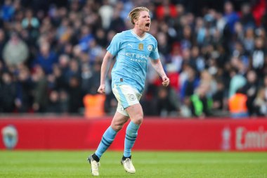 Manchester City 'den Kevin De Bruyne, 20 Nisan 202' de Wembley Stadyumu 'nda Manchester City ile Chelsea maçında oynanan Emirates FA Cup yarı final maçı sonrasında takımının galibiyetini kutluyor.