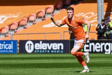 Blackpool 'dan Sonny Carey, 20 Nisan 202' de Bloomfield Road, Blackpool, İngiltere 'de oynanan Blackpool-Barnsley maçında 1-0 kazanma golünü kutluyor.