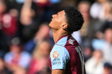 Aston Villa 'dan Ollie Watkins, Premier Lig maçında Aston Villa' ya karşı Bournemouth Villa Park, Birmingham, İngiltere 'de 21 Nisan 202' de oynanan karşılaşmada kaçırılan golün ardından tepki gösterdi.