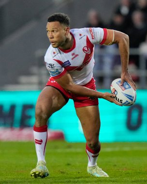 St. Helens takımından Moses Mbye, 19 Nisan 202 'de St Helens vs Hull FC' de oynanan Betfred Süper Lig 8. Maçı 'nda pas veriyor.