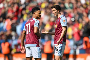 Aston Villa 'dan Pau Torres, Aston Villa' dan Ollie Watkins 'e Premier Lig maçı sırasında Birmingham, Birleşik Krallık' taki Villa Park 'ta Aston Villa Bournemouth maçında talimat verdi.