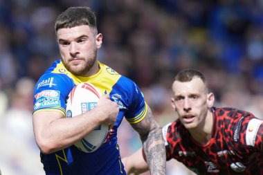 Warrington Wolves 'tan Connor Wrench, Leigh Leopards' dan Frankie Halton 'u 20 Nisan 202' de Halliwell Jones Stadyumu 'nda oynanan Warrington Wolves - Leigh Leopards maçında geçti.