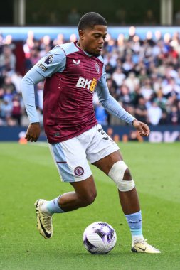 Aston Villa takımından Leon Bailey, 21 Nisan 202 'de Birmingham, Villa Park' ta oynanan Premier League maçı sırasında topla bir çıkış yaptı.