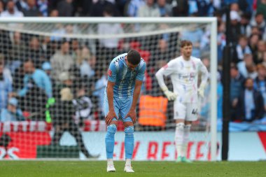 Coventry City 'den Bobby Thomas, 21 Nisan 202 tarihinde Wembley Stadyumu' nda oynanan ve Coventry City ile Manchester United arasında oynanan FA Cup yarı final maçında 0-2 gerilemeye tepki gösterdi.