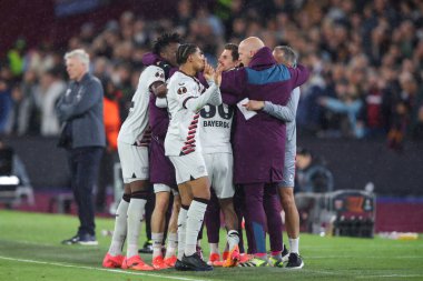 Bayer Leverkusen takımından Jeremie Frimpong, UEFA Avrupa Ligi çeyrek final maçında 18 Nisan 202 'de Londra Stadyumu' nda oynanan Bayer 04 Leverkusen maçında 1-1 'lik galibiyet golünü kutluyor.