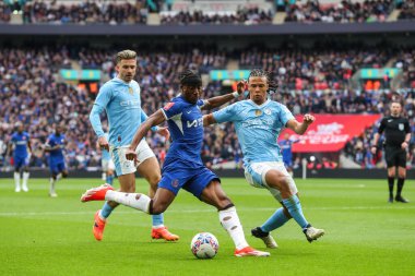 Chelsea 'li Noni Madueke, 20 Nisan 202' de Wembley Stadyumu 'nda Manchester City ile Chelsea arasındaki yarı final karşılaşmasında topu çaprazlıyor.
