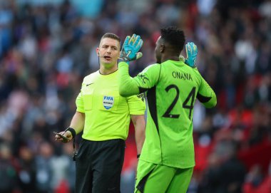 Manchester United 'dan Andr Onana, 21 Nisan 2024 tarihinde Wembley Stadyumu' nda Coventry City ile Manchester United arasında oynanan FA Cup yarı final maçında hakem Robert Jones 'dan sarı kart aldı.