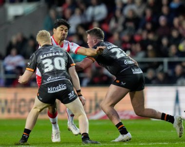 St. Helens takımından James Bell 19 Nisan 202 'de St Helens vs Hull FC' de oynanan Betfred Süper Lig karşılaşmasında Hull FC takımından Matty Laidlaw 'da koşuyor.