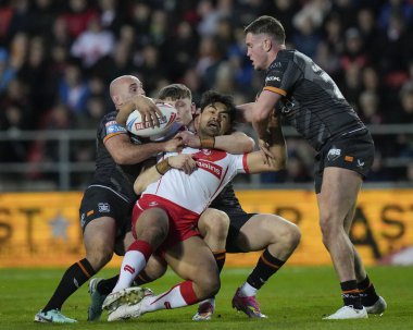 St. Helens takımından James Bell, 19 Nisan 202 'de St Helens vs Hull FC' de oynanan Betfred Süper Lig 8. Maçı 'nda Hull FC savunmasına giriyor.